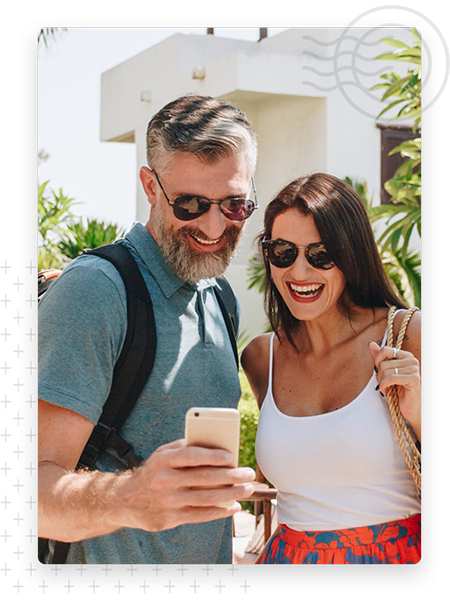 Pareja revisando su viaje